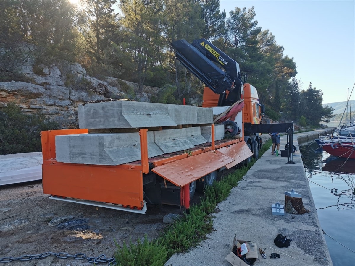 Spriječeno neovlašteno postavljanje sidrenih blokova u Vrboskoj, počinitelj kažnjen