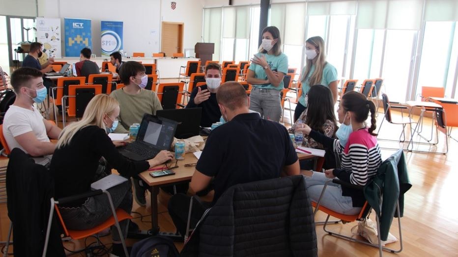 Završen prvi splitski Ocean Hackathon 2020. - pobjeda otišla projektu inteligentnog priveza brodova u marinama