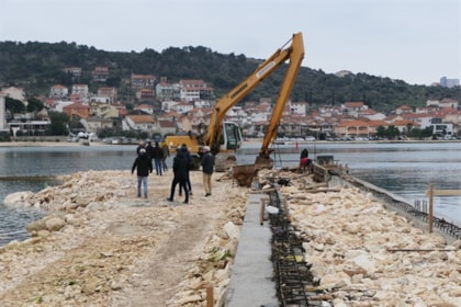 Pri kraju radovi na lukobranu na Lokvicama te na pristupnoj cesti i parkiralištu na Brigima