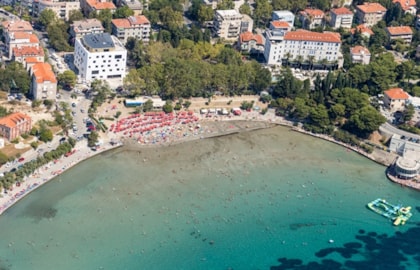 Beach barovi i slastičarne, uz pripadajuće uvjete i dozvole JLS, mogu biti na pomorskom dobru i na udaljenosti manjoj od 100 metara od istovjetnih uslužnih djelatnosti u čvrstim objektima