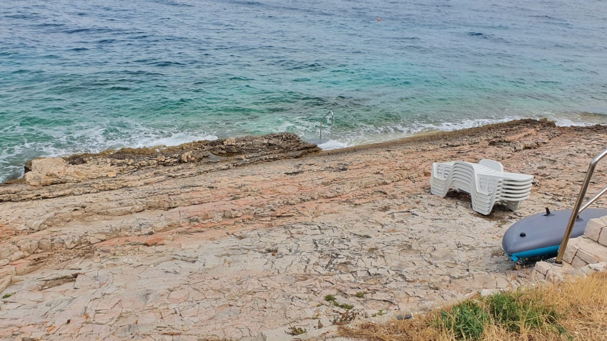 Uklonjene nezakonito postavljene ležaljke s lokacije između plaža Bistrice i Likve u Sutivanu