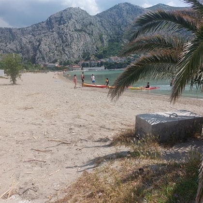 Uklonjen nezakoniti derutni objekt na plaži u Omišu, SDŽ uskoro raspisuje novi natječaj za koncesiju