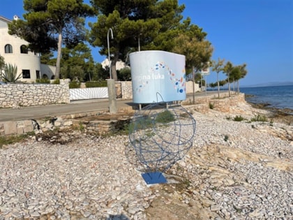 Na plažama u Sutivanu postavljene žičane ribe za prikupljanje plastike