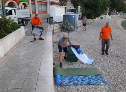 Komunalci uklonili ostavljene ručnike s plaža u Gradcu